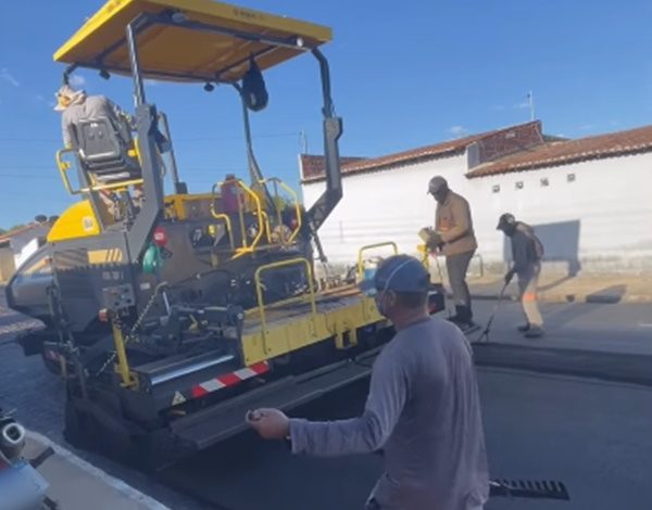 Pavimentação asfáltica avança em Belém do Brejo do Cruz e prefeito Leomar Maia anuncia busca por novos investimentos